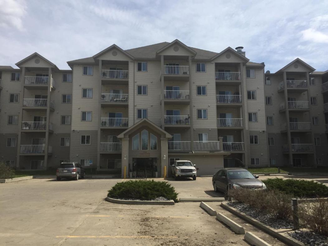 Quiet Condo Close To Wem W/ A/C & U/G Parking Έντμοντον Εξωτερικό φωτογραφία